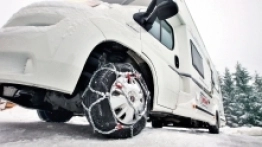 Dobrze, że wypożyczalnia dorzuca łańcuchy. W warunkach zimowych są wręcz obowiązkowym elementem wyposażenia takiego pojazdu - zdjęcie 20